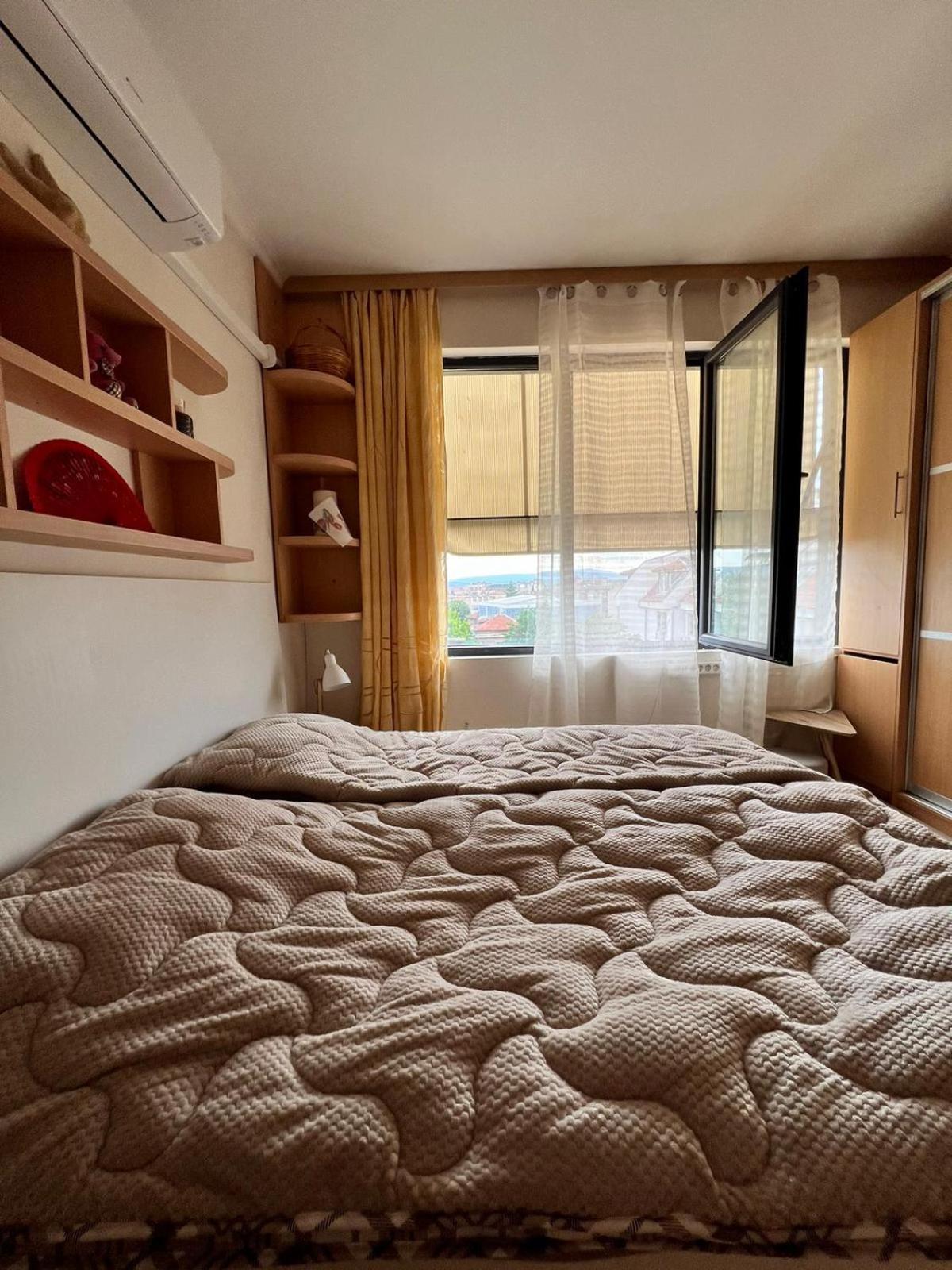 Downtown Central Apartment With Working Kitchen, City Views & Free Parking Казанлък Екстериор снимка