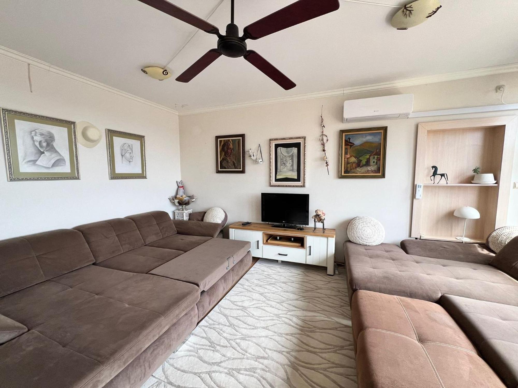 Downtown Central Apartment With Working Kitchen, City Views & Free Parking Казанлък Екстериор снимка