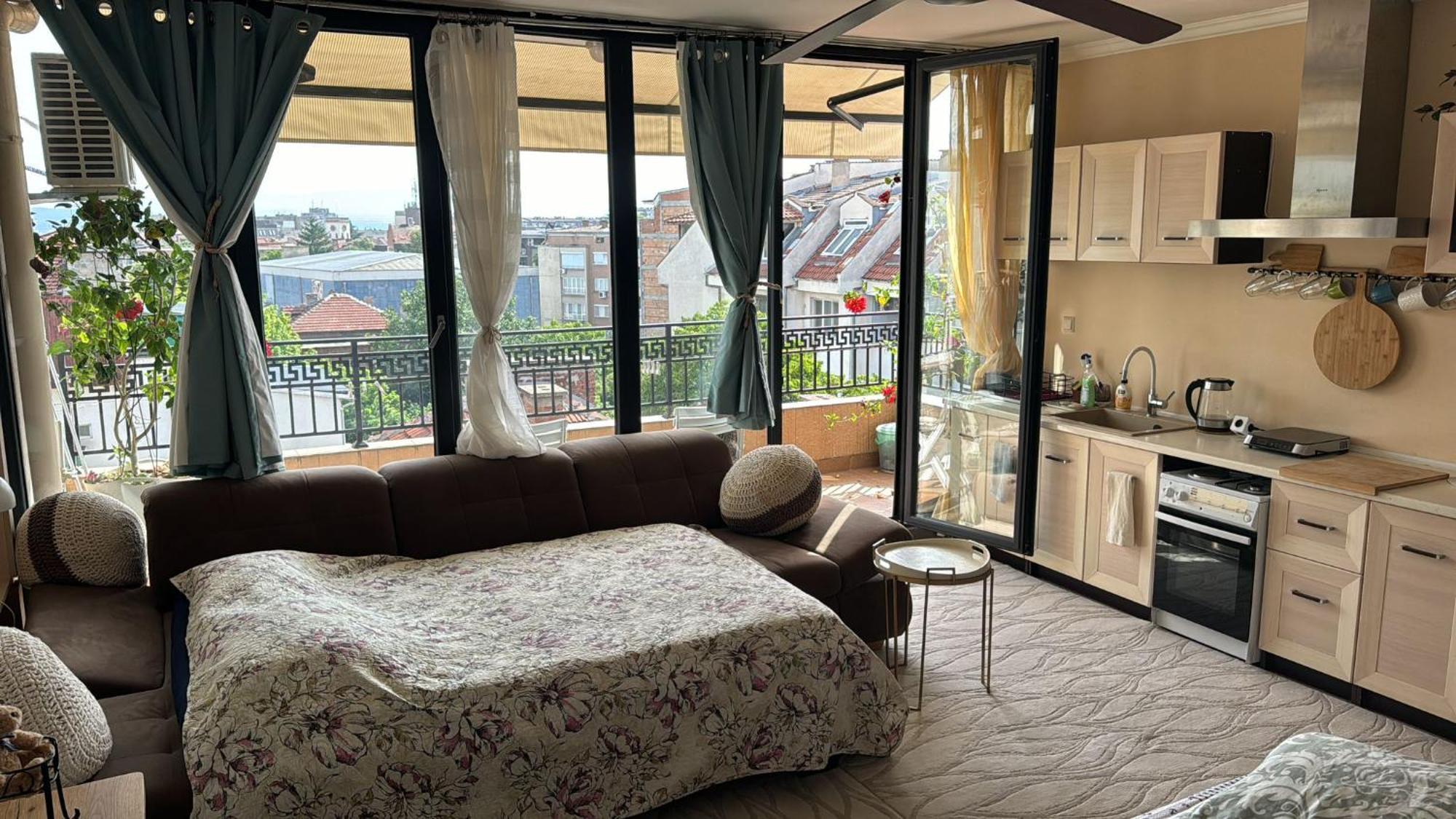 Downtown Central Apartment With Working Kitchen, City Views & Free Parking Казанлък Екстериор снимка