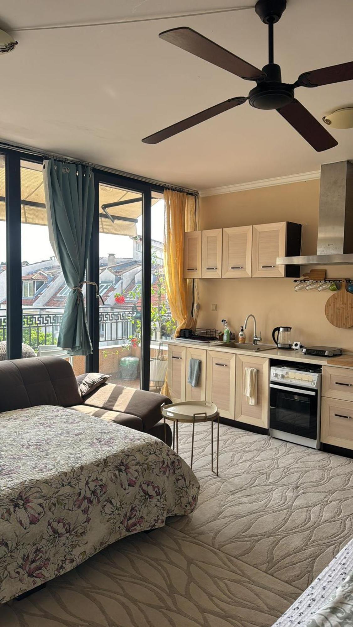 Downtown Central Apartment With Working Kitchen, City Views & Free Parking Казанлък Екстериор снимка