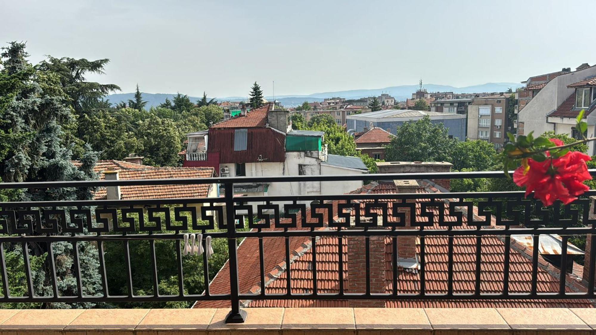 Downtown Central Apartment With Working Kitchen, City Views & Free Parking Казанлък Екстериор снимка